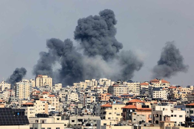 Fumaça sobe sobre a cidade de Gaza em 7 de outubro de 2023 durante ataque aéreo israelense. Militantes palestinos iniciaram uma 
