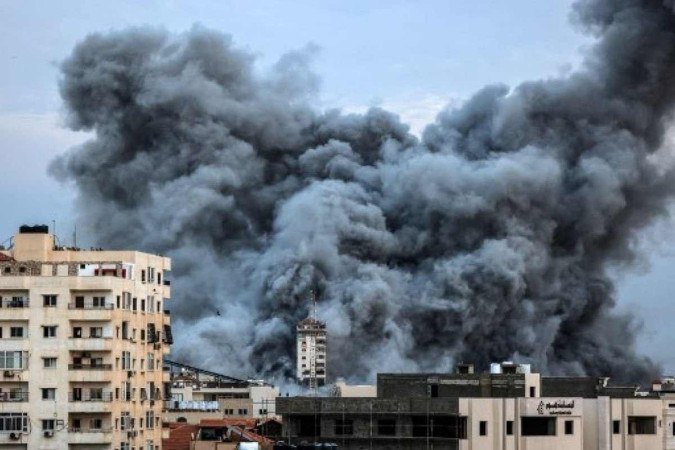 O ataque terrorista do grupo Hamas e a retaliação de Israel marcam seis dias de conflito. Para seguidores da médium búlgara Baba Vanga, a batalha é o início de uma grande guerra - (crédito: MAHMUD HAMS / AFP) O ataque terrorista do grupo Hamas e a retaliação de Israel marcam seis dias de conflito. Para seguidores da médium búlgara Baba Vanga, a batalha é o início de uma grande guerra - (crédito: MAHMUD HAMS / AFP)