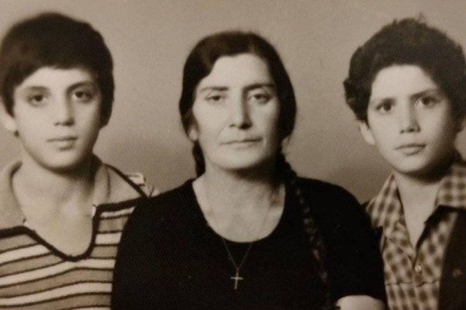 Eid Hadad (à esquerda) com sua mãe e irmão mais novo em 1977 - (crédito: EID HADDAD) Eid Hadad (à esquerda) com sua mãe e irmão mais novo em 1977 - (crédito: EID HADDAD)