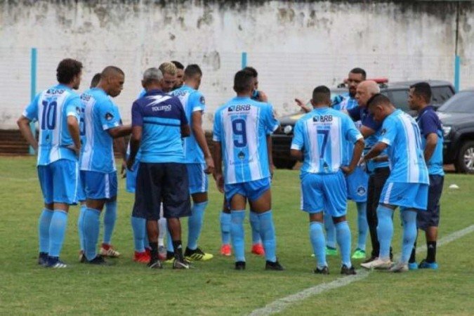 Sebastião Rocha orienta os jogadores na primeira agem pelo Luziânia: o técnico liderou o time na elite e agora tenta levá-lo de volta à primeira divisão do Candangão - (crédito: Divulgação/AA Luziânia) Sebastião Rocha orienta os jogadores na primeira agem pelo Luziânia: o técnico liderou o time na elite e agora tenta levá-lo de volta à primeira divisão do Candangão - (crédito: Divulgação/AA Luziânia)