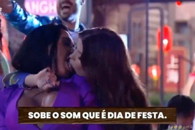 Kamila Simioni e Jaquelline Grohalski protagonizaram um beijão na festa de A Fazenda - (crédito: Reprodução PlayPlus) Kamila Simioni e Jaquelline Grohalski protagonizaram um beijão na festa de A Fazenda - (crédito: Reprodução PlayPlus)
