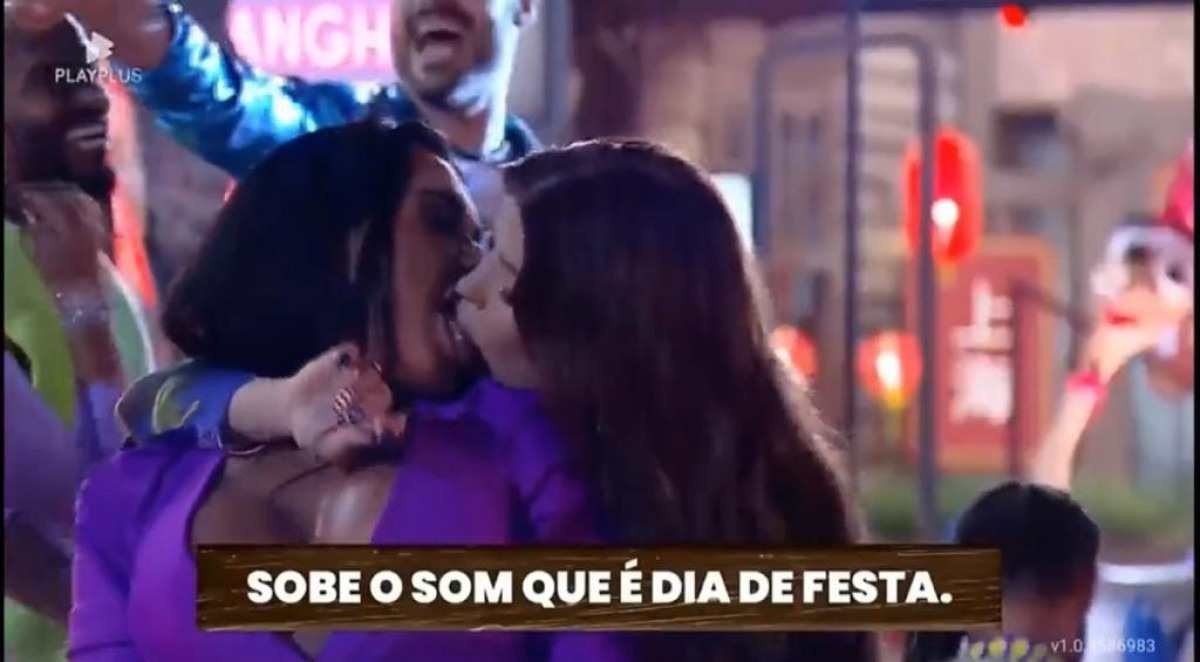 Jaquelline e Kamila Simioni se beijam em A Fazenda e Record reage Jaquelline e Kamila Simioni se beijam em A Fazenda e Record reage