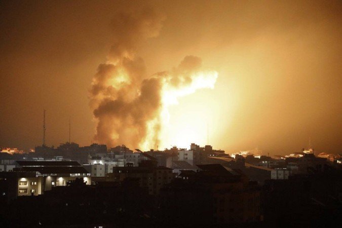 Fogo e fumaça sobem acima dos edifícios durante um ataque aéreo israelense na cidade de Gaza, lançado após o ataque do Hamas, que já deixou 600 israelenses mortos - (crédito: EYAD BABA/AFP) Fogo e fumaça sobem acima dos edifícios durante um ataque aéreo israelense na cidade de Gaza, lançado após o ataque do Hamas, que já deixou 600 israelenses mortos - (crédito: EYAD BABA/AFP)