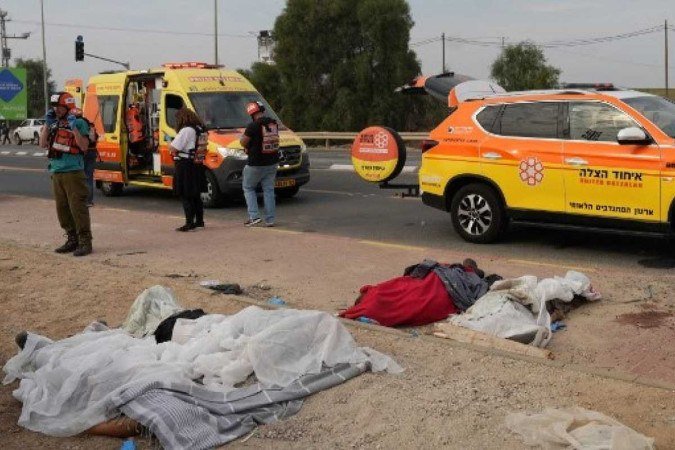 Corpos no chão após ataque terrorista do Hamas - (crédito: BAZ RATNER / AFP) Corpos no chão após ataque terrorista do Hamas - (crédito: BAZ RATNER / AFP)