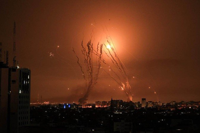 Míssil israelense tenta interceptar foguetes disparados por palestinos de Gaza: noite de bombardeios no segundo dia do confronto - (crédito: AFP) Míssil israelense tenta interceptar foguetes disparados por palestinos de Gaza: noite de bombardeios no segundo dia do confronto - (crédito: AFP)
