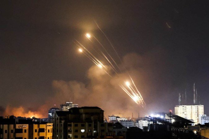 Até esta terça-feira (10/11), as mortes em Israel passam de 900 - (crédito: Mohammed Abed/AFP) Até esta terça-feira (10/11), as mortes em Israel passam de 900 - (crédito: Mohammed Abed/AFP)