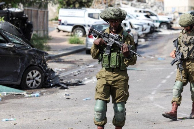 Soldados israelenses fazem patrulha perto de uma delegacia de polícia que foi palco de uma batalha após a infiltração em massa de homens armados do Hamas vindos da Faixa de Gaza - (crédito: Reuters) Soldados israelenses fazem patrulha perto de uma delegacia de polícia que foi palco de uma batalha após a infiltração em massa de homens armados do Hamas vindos da Faixa de Gaza - (crédito: Reuters)