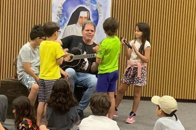 Crianças sobem ao palco para cantar com Jose Mauricio. Ele era cego e voltou a enxergar por um milagre atribuído a Santa Dulce - (crédito: Edla Lula/CB/D.A.Press) Crianças sobem ao palco para cantar com Jose Mauricio. Ele era cego e voltou a enxergar por um milagre atribuído a Santa Dulce - (crédito: Edla Lula/CB/D.A.Press)