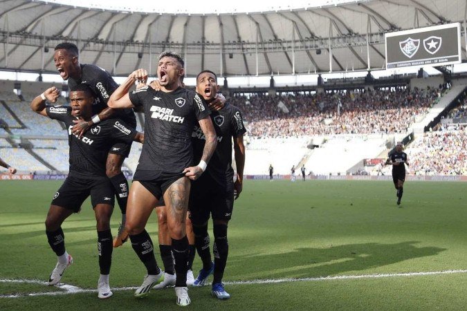 Tiquinho Soares (C) foi o responsável por fechar a conta do Botafogo no clássico contra o Fluminense - (crédito: Vitor Silva/Botafogo) Tiquinho Soares (C) foi o responsável por fechar a conta do Botafogo no clássico contra o Fluminense - (crédito: Vitor Silva/Botafogo)