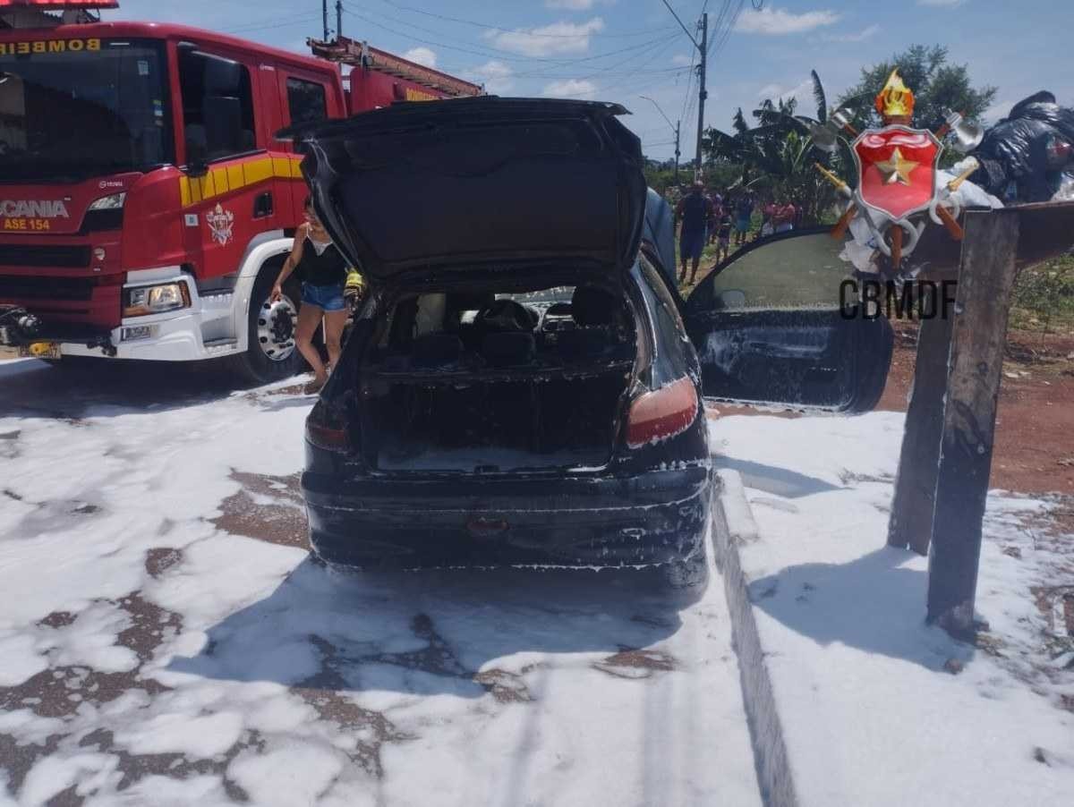 Carro pega fogo e assusta moradores de Planaltina 