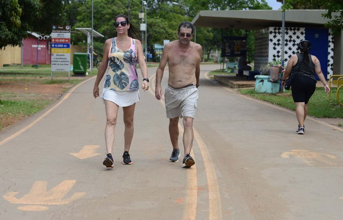 Os amigos Ana Carolina Garcia, 48, e Rodrigo Ribeiro, 54, caminham juntos há três anos no Parque da Cidade