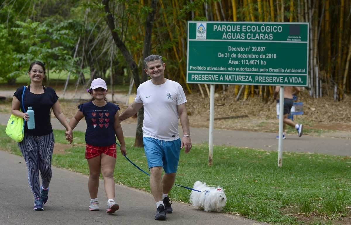 Márcia Martins, 51, com o marido Rogério Faria, 51, a filha Maria Alice, 10, e o cachorro Dudu são adeptos da caminhada no parque de Águas Claras