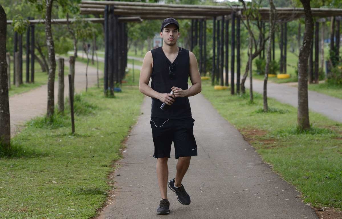 Morador do Pistão Sul, Felipe de Araújo, 27, vai a pé até o Taguaparque para caminhar e fazer musculação