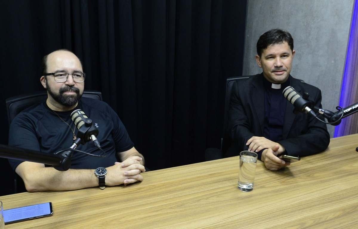  09/10/2023 Cr&eacute;dito: Marcelo Ferreira/CB/D.A Press. Brasil. Bras&iacute;lia - DF - Podcast do Correio entrevista o padre Agenor Vieira e o padre Paulinho (barba)