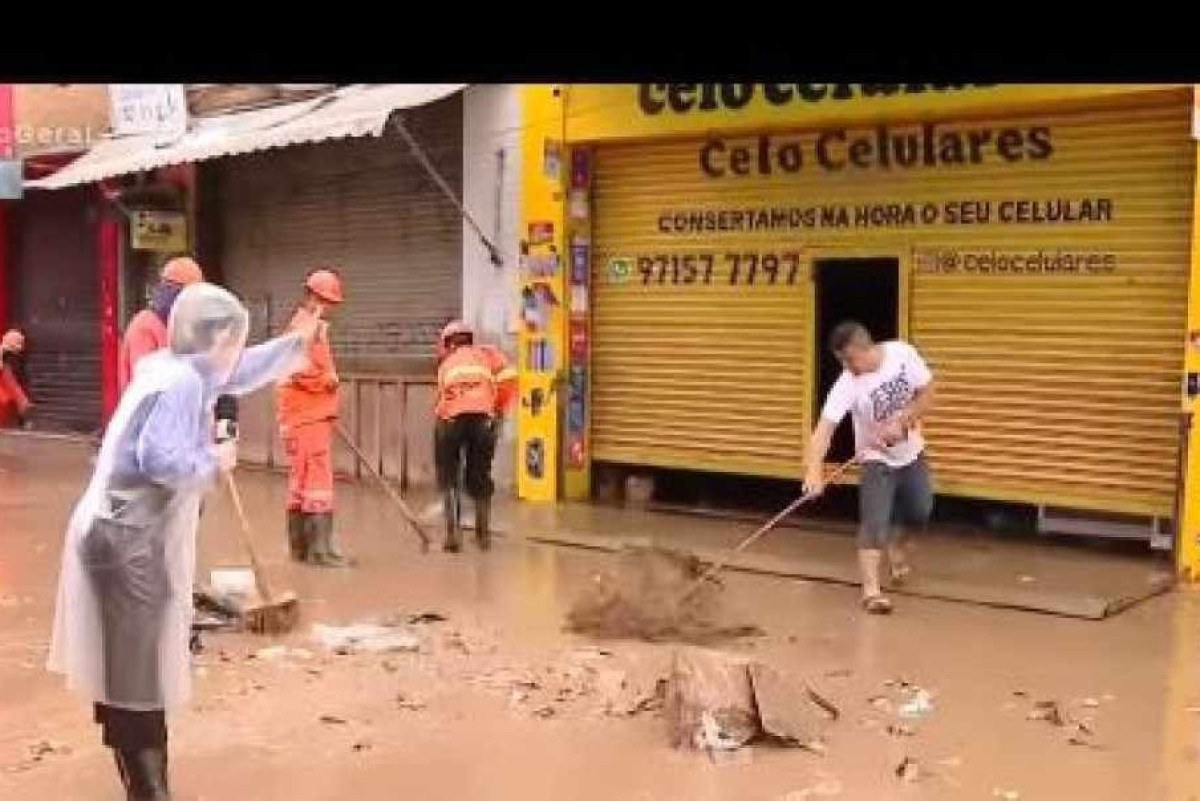 Homem joga lama em repórter durante reportagem ao vivo