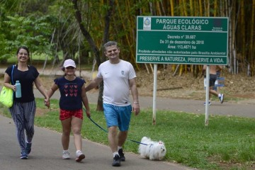 Márcia Martins, 51, com o marido Rogério Faria, 51, a filha Maria Alice, 10, e o cachorro Dudu são adeptos da caminhada no parque ecológico de Águas Claras
 -  (crédito: Fotos: Marcelo Ferreira/CB/D.A Press)