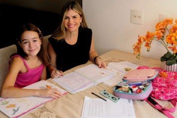 Mariana Lopes Leal com a filha Isabella: hora do dever de casa é momento de estreitar vínculo - (crédito: Carlos Vieira/CB/D.A Press) Mariana Lopes Leal com a filha Isabella: hora do dever de casa é momento de estreitar vínculo - (crédito: Carlos Vieira/CB/D.A Press)