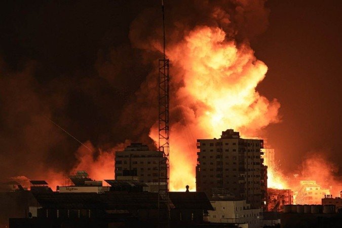 Uma bola de fogo irrompe durante o bombardeio israelense à Cidade de Gaza em 9 de outubro de 2023 - (crédito: MAHMUD HAMS/AFP) Uma bola de fogo irrompe durante o bombardeio israelense à Cidade de Gaza em 9 de outubro de 2023 - (crédito: MAHMUD HAMS/AFP)