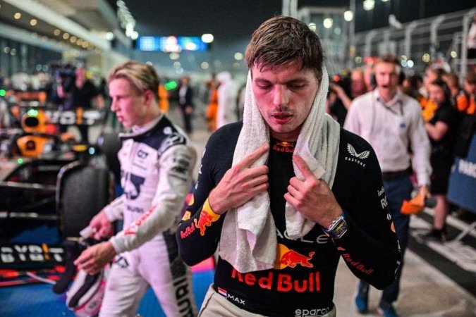 Verstappen (dir.) e os demais pilotos estavam visivelmente esgotados ao fim do GP do Catar - (crédito: Ben Stansall/AFP) Verstappen (dir.) e os demais pilotos estavam visivelmente esgotados ao fim do GP do Catar - (crédito: Ben Stansall/AFP)