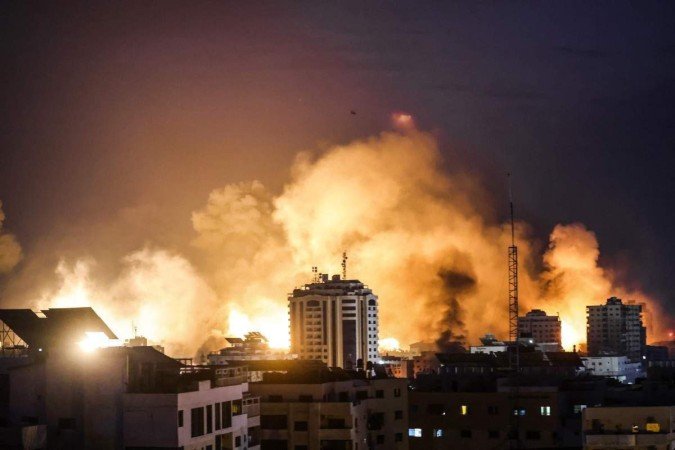 Flagrante de bombardeio à Cidade de Gaza, na noite de ontem: em três dias de ofensiva, mais de 680 mortos no enclave palestino - (crédito: Mohammed Abed/AFP) Flagrante de bombardeio à Cidade de Gaza, na noite de ontem: em três dias de ofensiva, mais de 680 mortos no enclave palestino - (crédito: Mohammed Abed/AFP)