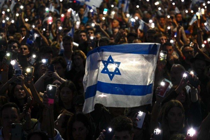 Manifestação pró-Israel no centro de Buenos Aires, na segunda-feira à noite. Argentina tem a maior colônia judaica da América Latina. - (crédito: Luis Robayo/AFP ) Manifestação pró-Israel no centro de Buenos Aires, na segunda-feira à noite. Argentina tem a maior colônia judaica da América Latina. - (crédito: Luis Robayo/AFP )