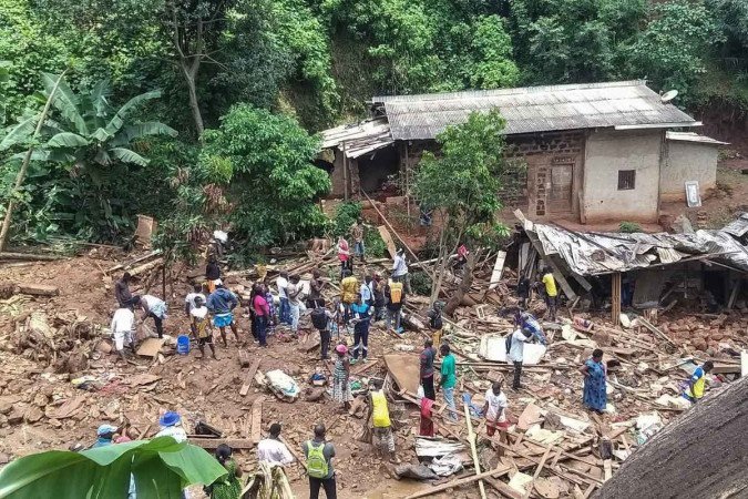 Destruição causada pelo deslizamento de terra no distrito de Mbankolo, a noroeste de Yaoundé, em Camarões - (crédito: Romuald Nkonlak / AFP) Destruição causada pelo deslizamento de terra no distrito de Mbankolo, a noroeste de Yaoundé, em Camarões - (crédito: Romuald Nkonlak / AFP)