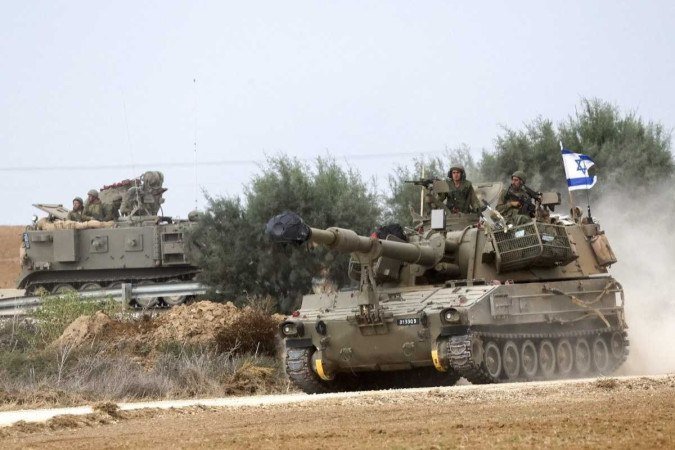 Soldados israelenses tomam posições em seus veículos blindados perto da fronteira com Gaza, no sul de Israel, em 9 de outubro de 2023 - (crédito: JACK GUEZ/AFP) Soldados israelenses tomam posições em seus veículos blindados perto da fronteira com Gaza, no sul de Israel, em 9 de outubro de 2023 - (crédito: JACK GUEZ/AFP)
