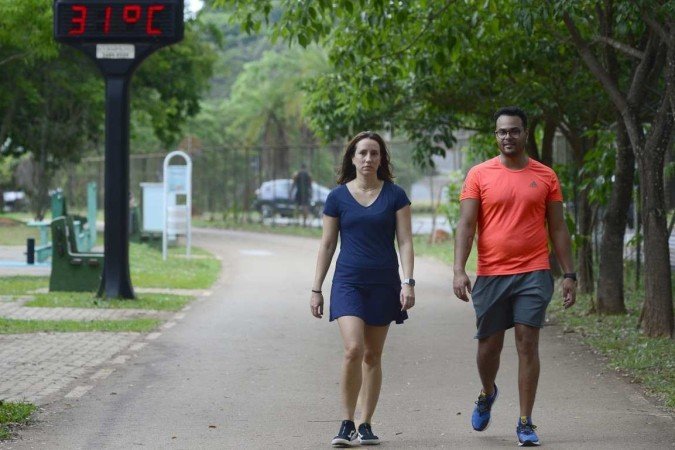 Praticante da caminhada há quatro anos, Cláudio Germano, 32, levou a amiga Bruna Caricati, 35, para o Parque Olhos D'água, na Asa Norte - (crédito: Fotos: Marcelo Ferreira/CB/D.A Press) Praticante da caminhada há quatro anos, Cláudio Germano, 32, levou a amiga Bruna Caricati, 35, para o Parque Olhos D'água, na Asa Norte - (crédito: Fotos: Marcelo Ferreira/CB/D.A Press)