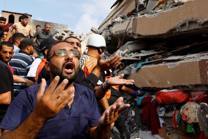 Palestinos vasculham os escombros de uma casa destruída pelos ataques israelenses em Khan Younis, no sul da Faixa de Gaza - (crédito: Reuters) Palestinos vasculham os escombros de uma casa destruída pelos ataques israelenses em Khan Younis, no sul da Faixa de Gaza - (crédito: Reuters)