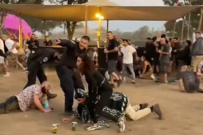 Segurança evacuando o festival Supernova quando o ataque começou - (crédito: TELEGRAM) Segurança evacuando o festival Supernova quando o ataque começou - (crédito: TELEGRAM)