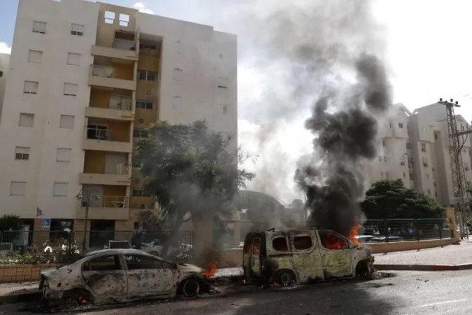 O Irã comemorou e elogiou os ataques a Israel, mas nega qualquer envolvimento - (crédito: EPA/EFE/REX) O Irã comemorou e elogiou os ataques a Israel, mas nega qualquer envolvimento - (crédito: EPA/EFE/REX)