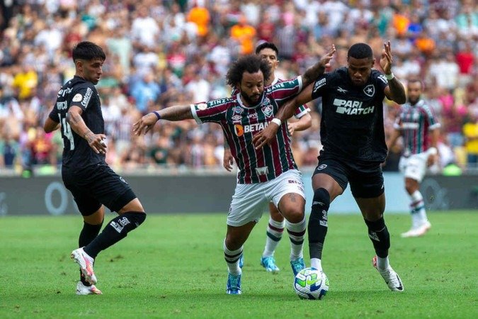 Botafogo bate o Fluminense, vai aos 55 pontos, abrindo nove de frente para o vice-líder Bragantino e alcança mais de 87% de possibilidade de título - (crédito: Marcelo Gonçalves/Fluminense) Botafogo bate o Fluminense, vai aos 55 pontos, abrindo nove de frente para o vice-líder Bragantino e alcança mais de 87% de possibilidade de título - (crédito: Marcelo Gonçalves/Fluminense)