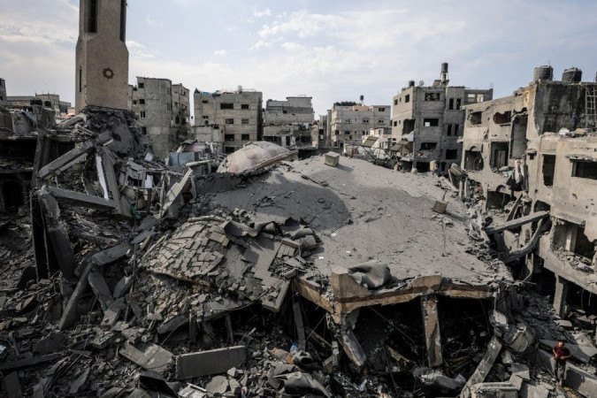 Escombros de mesquita destruída após ataques aéreos israelenses em Gaza - (crédito: EPA) Escombros de mesquita destruída após ataques aéreos israelenses em Gaza - (crédito: EPA)