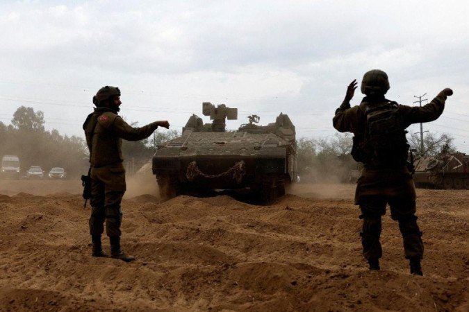 Soldados israelenses dirigem um veículo blindado, enquanto a violência em torno da Faixa de Gaza -  (crédito: Reuters)