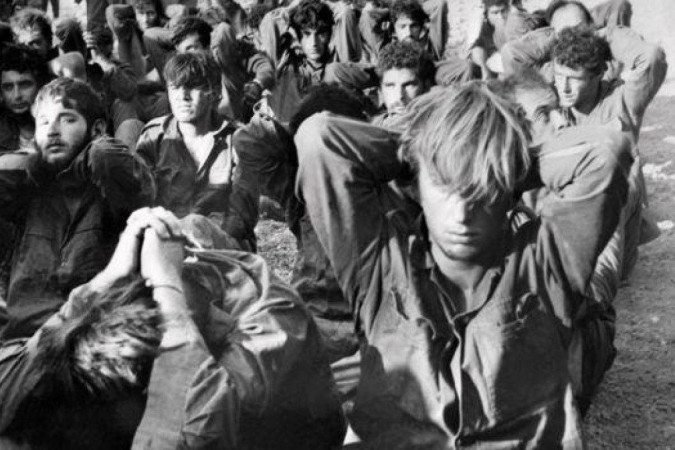 Nas primeiras horas da guerra, muitos soldados israelenses morreram ou foram capturados na península do Sinai e nas colinas de Golã - (crédito: Getty Images) Nas primeiras horas da guerra, muitos soldados israelenses morreram ou foram capturados na península do Sinai e nas colinas de Golã - (crédito: Getty Images)