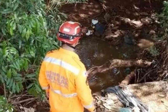 Crian&ccedil;as foram encontradas em riacho de Sacramento, no Tri&acirc;ngulo Mineiro. -  (crédito: Corpo de Bombeiros de Sacramento/Divulga&ccedil;&atilde;o)