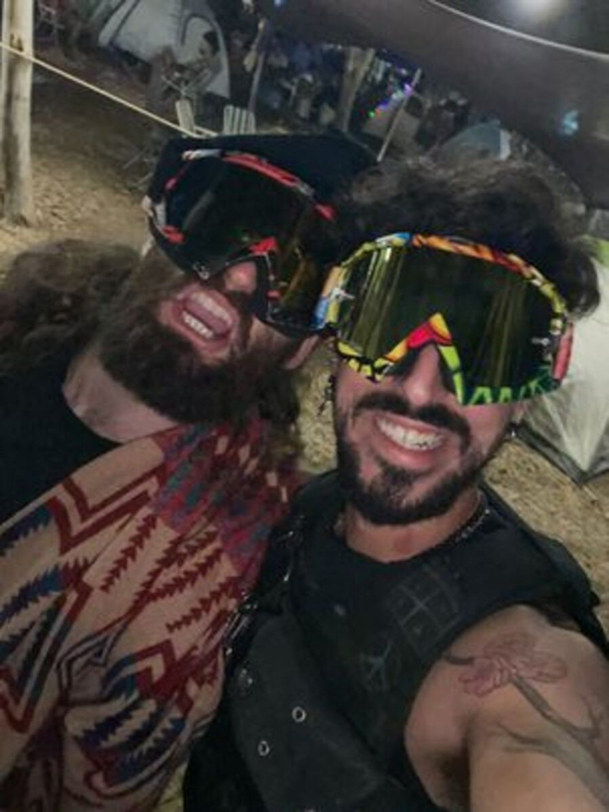 Raziel Tamir (D), sobrevivente do massacre na rave, na fronteira com a Faixa de Gaza 