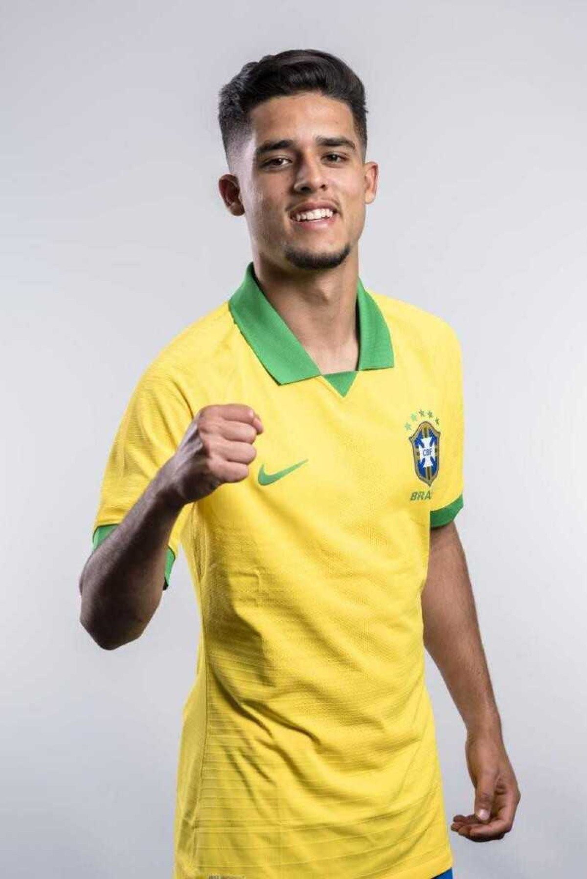 Yan Couto, da seleção, se desculpa após citar Daniel Alves como ídolo
