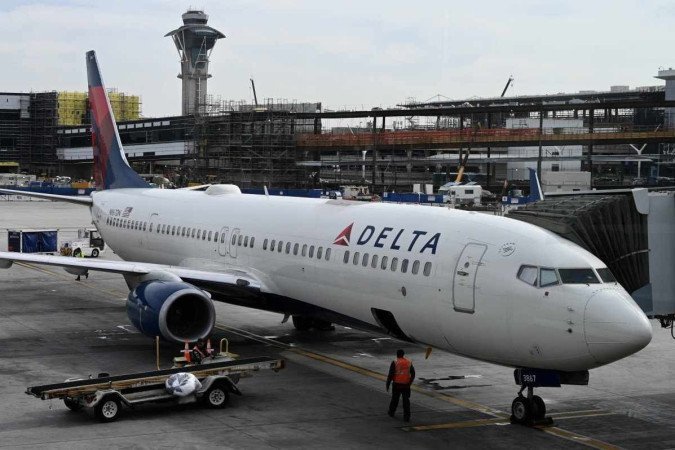 Um avião da Delta Airlines é visto no Aeroporto Internacional de Los Angeles (LAX) em Los Angeles, Califórnia, em 11 de janeiro de 2023 - (crédito: Daniel SLIM/AFP) Um avião da Delta Airlines é visto no Aeroporto Internacional de Los Angeles (LAX) em Los Angeles, Califórnia, em 11 de janeiro de 2023 - (crédito: Daniel SLIM/AFP)