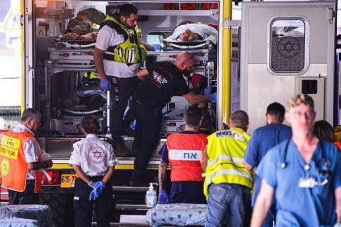 Ambulância transporta feridos para hospital em Tel Aviv, após uma incursão do Hamas nos assentamentos israelenses ao redor da Faixa de Gaza - (crédito: Getty Images) Ambulância transporta feridos para hospital em Tel Aviv, após uma incursão do Hamas nos assentamentos israelenses ao redor da Faixa de Gaza - (crédito: Getty Images)