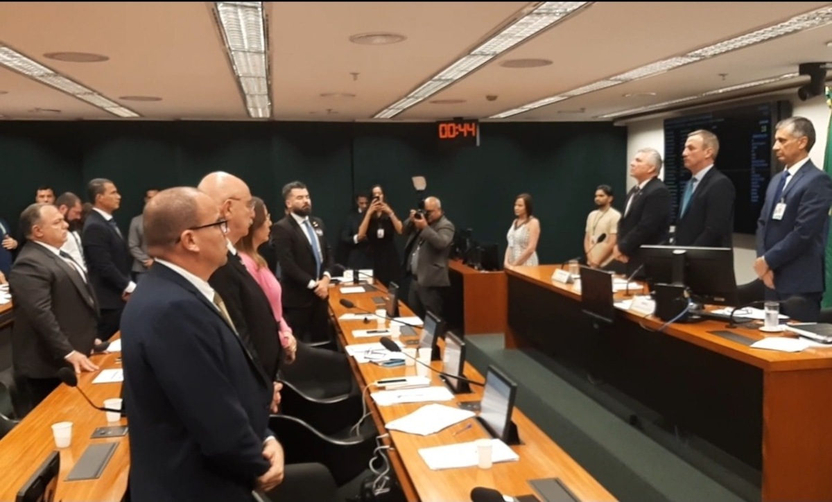 Deputados da Comissão de Segurança Pública da Câmara fazer um minuto de silêncio em apoio a Israel, vítima de ataques do Hamas -  (crédito: Evandro Éboli/CB/D.A.Press)