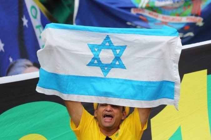 Uso de símbolos como a estrela de David ou a bandeira de Israel em eventos evangélicos no Brasil se tornou comum nos últimos anos, especialmente entre grupos religiosos ligados ao bolsonarismo - (crédito: Reuters) Uso de símbolos como a estrela de David ou a bandeira de Israel em eventos evangélicos no Brasil se tornou comum nos últimos anos, especialmente entre grupos religiosos ligados ao bolsonarismo - (crédito: Reuters)
