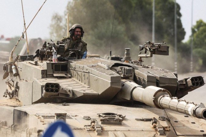Soldados israelenses dirigem um tanque na fronteira de Israel com Gaza, no sul do país - (crédito: Reuters) Soldados israelenses dirigem um tanque na fronteira de Israel com Gaza, no sul do país - (crédito: Reuters)