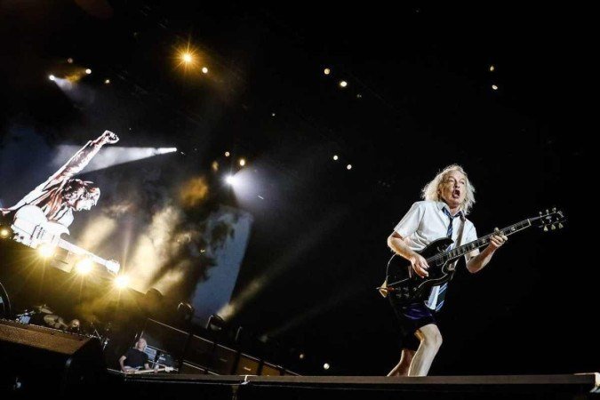 AC/DC faz primeiro show após sete anos longe dos palcos