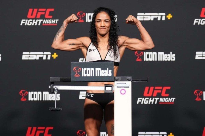 Caso vença Jennifer Maia neste sábado (14/10), Viviane Araújo pode entrar no top-10 do peso-mosca do UFC - (crédito: Divulgação/UFC) Caso vença Jennifer Maia neste sábado (14/10), Viviane Araújo pode entrar no top-10 do peso-mosca do UFC - (crédito: Divulgação/UFC)