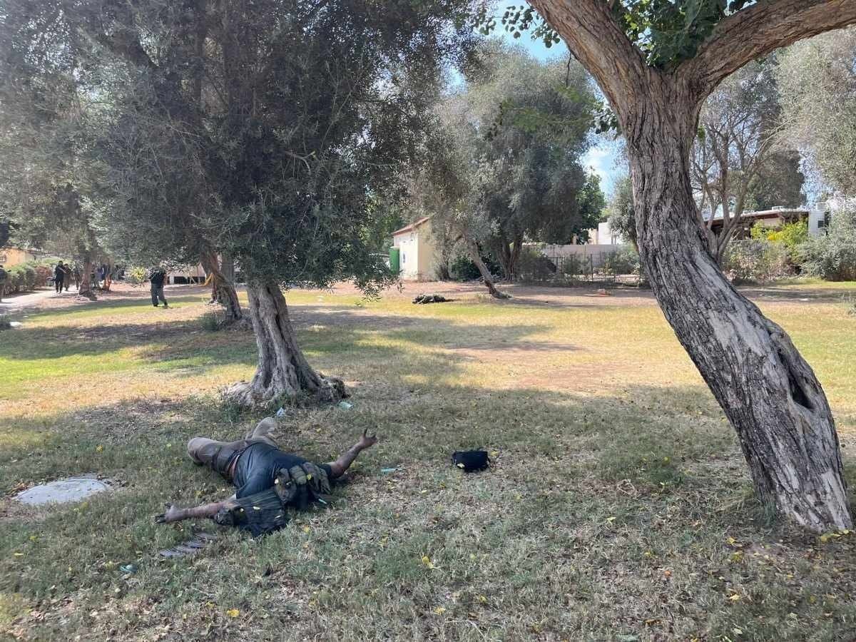 Também em Kfar Aza, o corpo de um dos terroristas do Hamas, ao lado de pentes de fuzil 