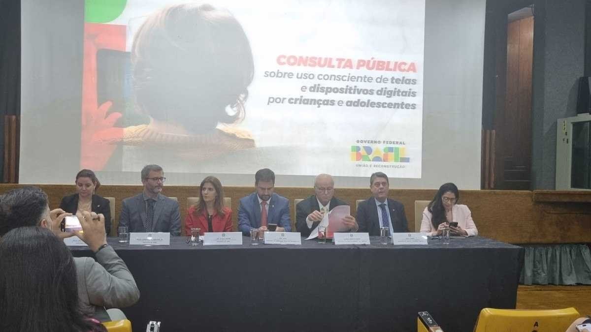Governo lança consulta pública sobre uso de telas por crianças