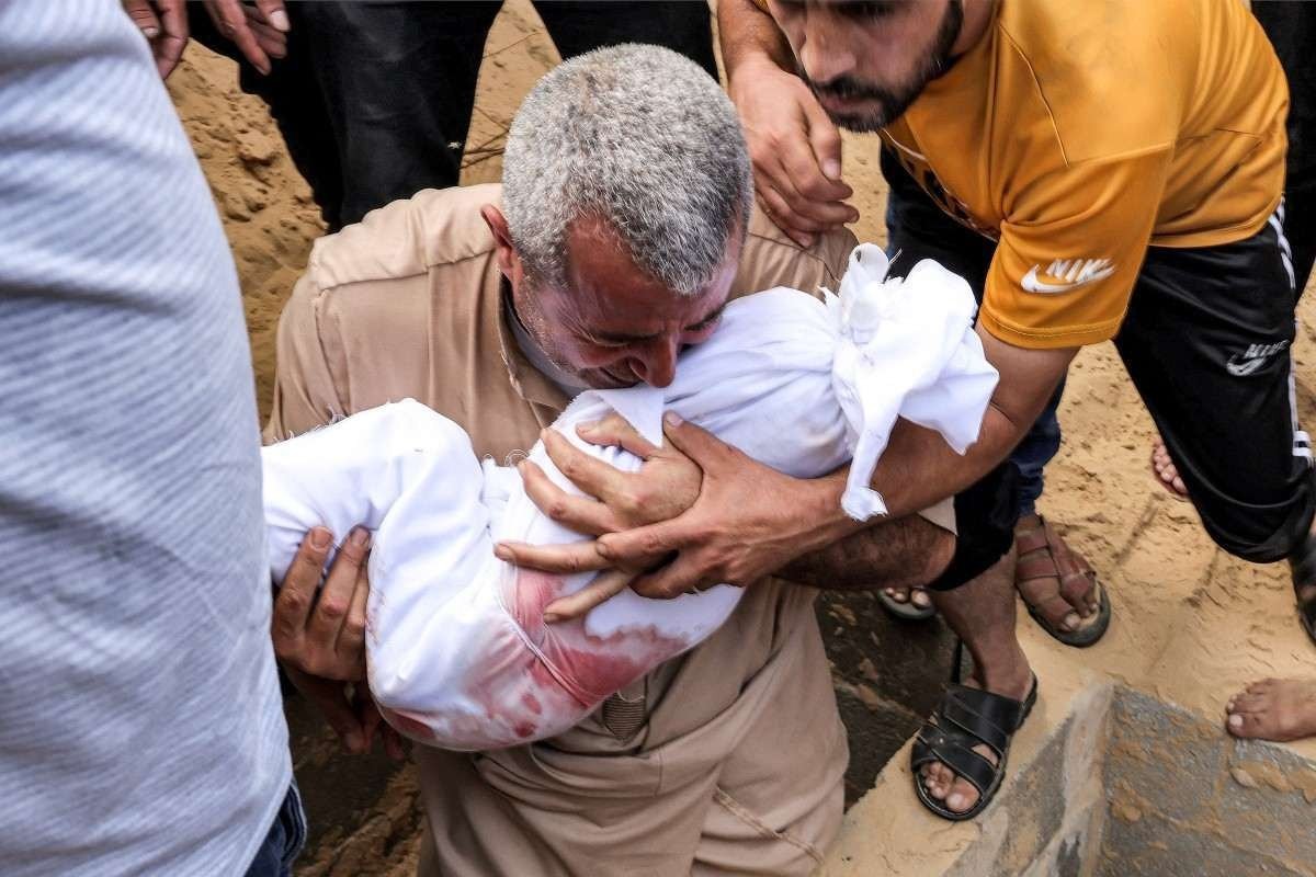 Dor e desespero durante sepultamento de criança palestina atingida por bombardeio, em Khan Yunis 