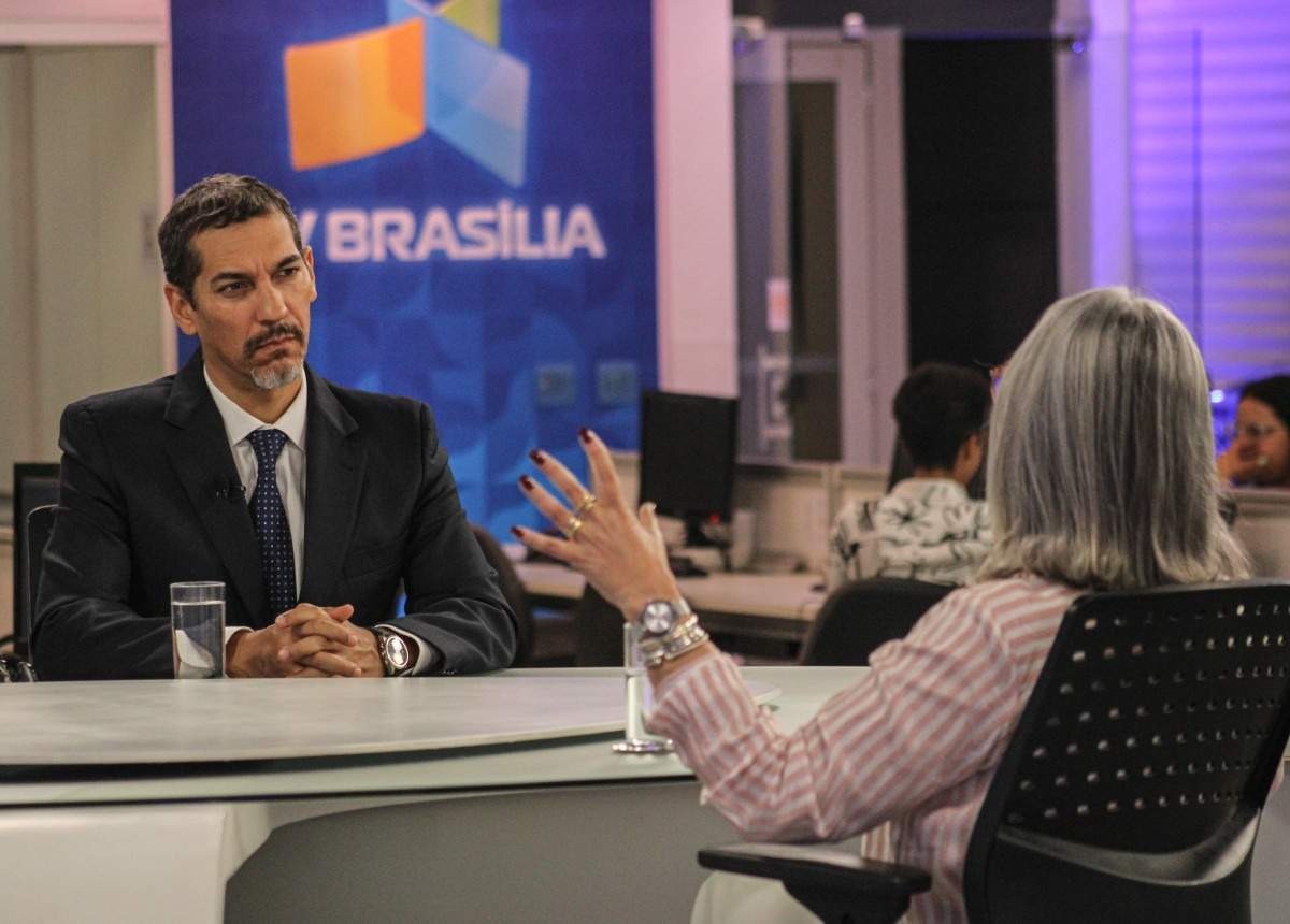  11/10/2023. Crédito: Kayo Magalhães/CB/D.A Press. Brasil.  Brasilia - DF. CB.Poder entrevista Hélvia Paranaguá, secretária de Educação. Na bancada Ana Maria Campos e Carlos Alexandre. 