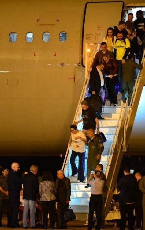 Primeiro voo da FAB de resgate de brasileiros retidos em Israel chega em Brasília